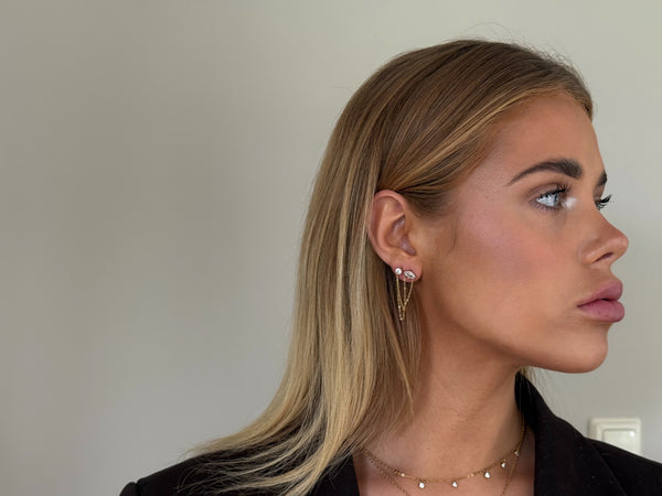 Model draagt de Riviera Necklace van Maison de Femme